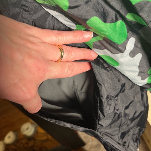 Land’s End camo/black Boys windbreaker. Size Medium 10/12. EUC Like new! - Picture 2 of 9